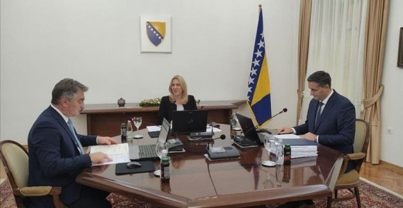 Денис Бећировић против конзулата Србије у Бијељини