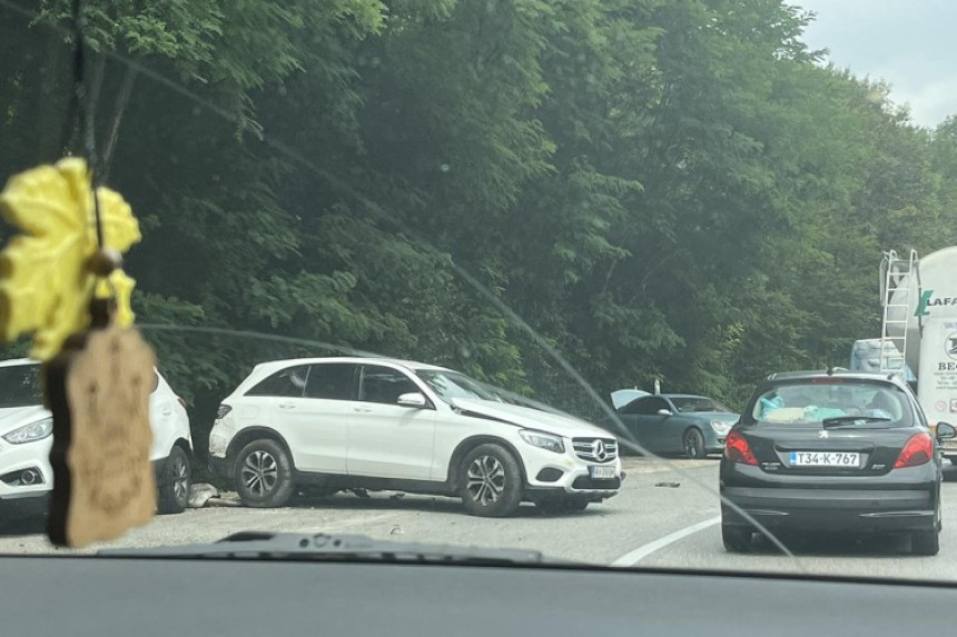 Sudar kombija i tri automobila u kanjonu Tijesno