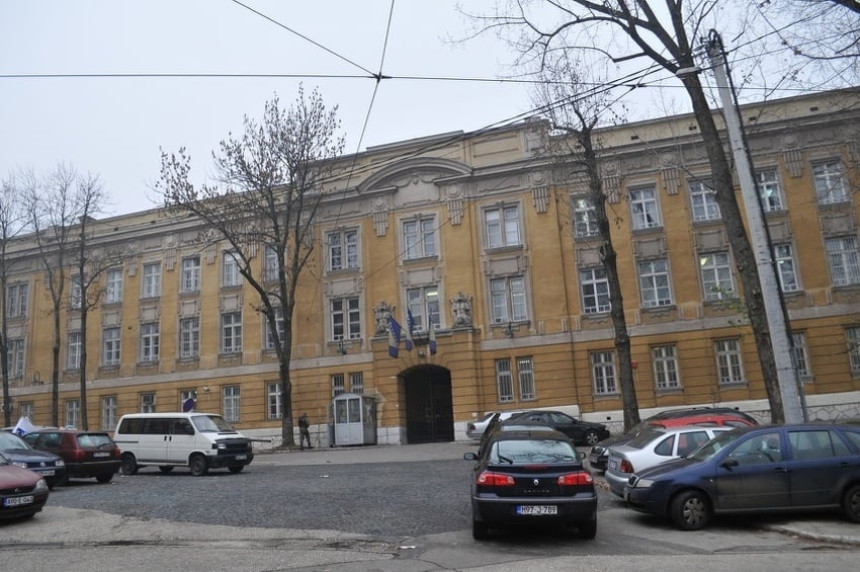 Na službena vozila i putovanja spiskali šest miliona KM