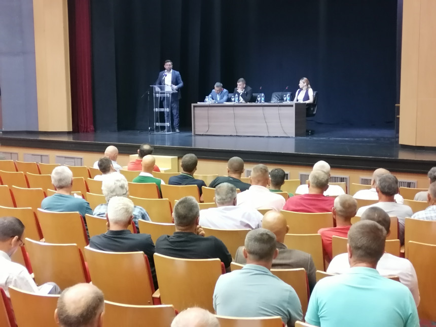 Пољопривредници са Петровићем: Град препуштен сам себи