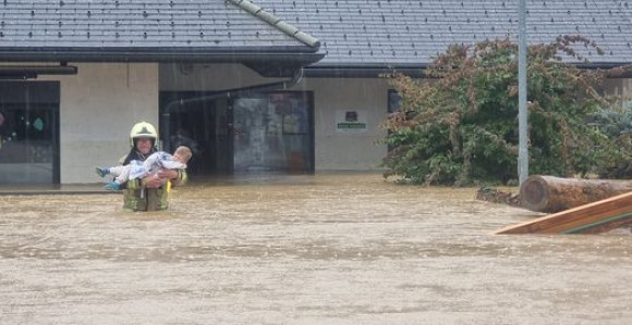Поплављен вртић у Словенији, спасиоци спашавали дјецу