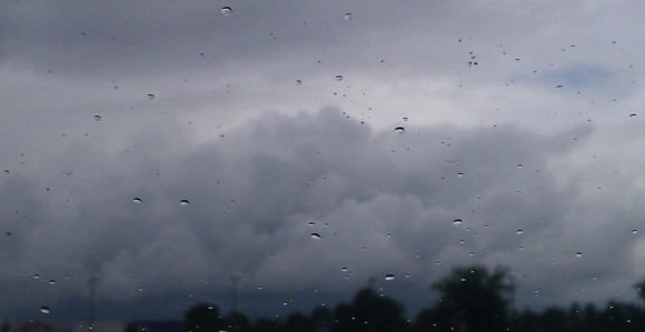 Sutra pretežno oblačno sa kišom i pljuskovima