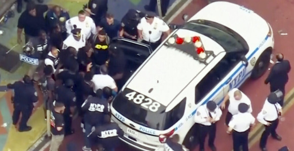 Haos: Dijelio poklone i završio u zatvoru (VIDEO)