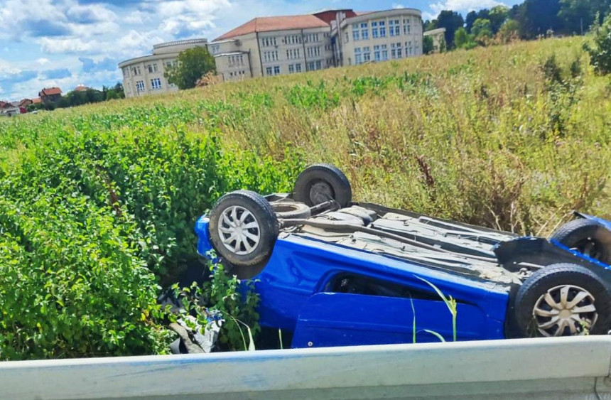 BN: Automobil završio na krovu, vozač uhapšen