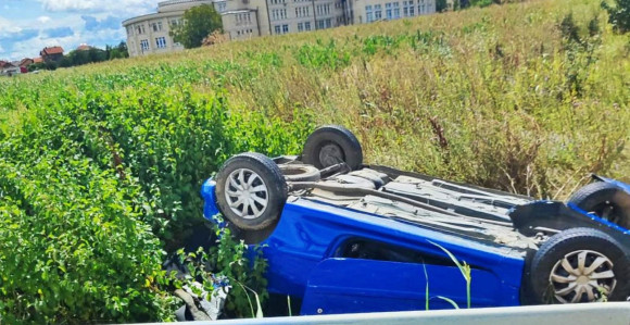 BN: Automobil završio na krovu, vozač uhapšen