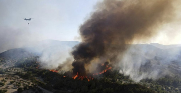Novi požari bukte u Grčkoj, uključen i helikopter