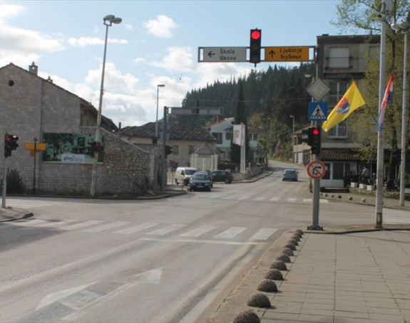 Drama u Stocu: Stijena u dvorištu porodične kuće