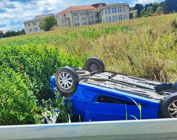 BN: Automobil završio na krovu, vozač uhapšen