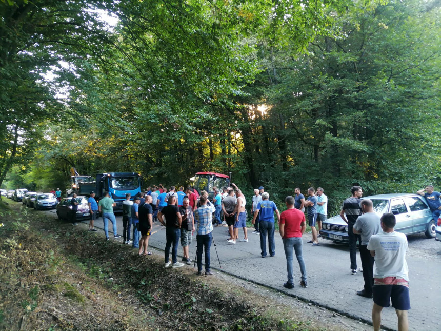 Протест мјештана због укопавања заражених свиња