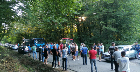 Protest mještana zbog ukopavanja zaraženih svinja