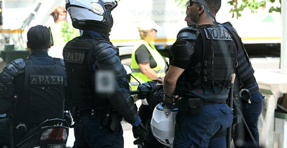 Pretresi hotela: Policija traži još 50 huligana u Atini