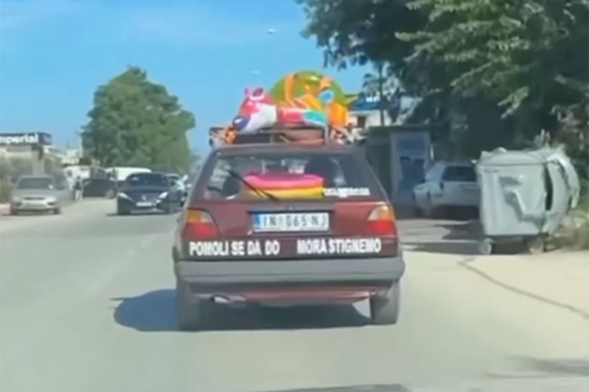 Urnebesna poruka vozača na putu do mora (VIDEO)