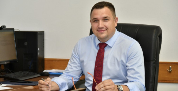 Ministar imao pet savjetnika, a pravo na četiri