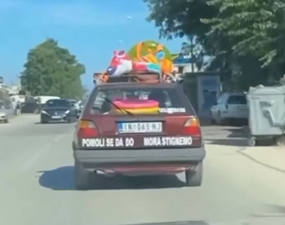Urnebesna poruka vozača na putu do mora (VIDEO)