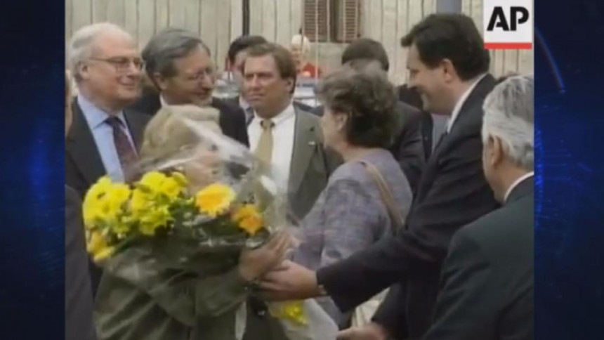 Sram vas bilo, stidite se, kukavički mašete zastavama krijući se iza sistema koji ste urušili, tobož braneći ga