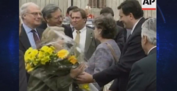 Sram vas bilo, stidite se, kukavički mašete zastavama krijući se iza sistema koji ste urušili, tobož braneći ga