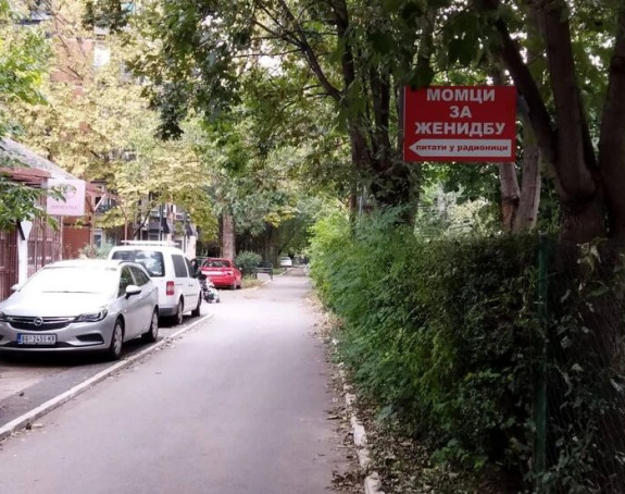 Crveno na radost: Hit oglas u Beogradu (FOTO)