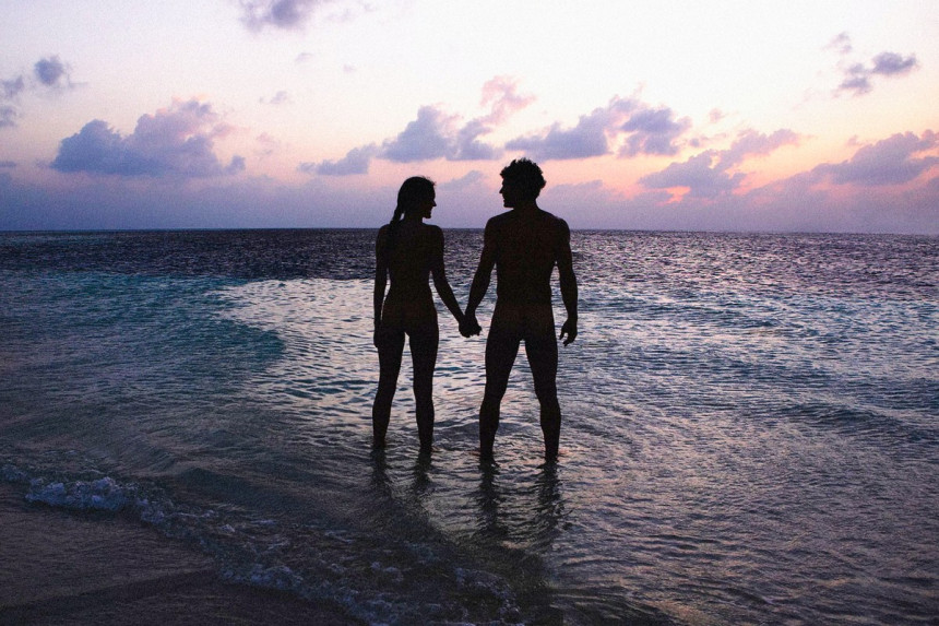 Nudisti započeli kampanju protiv obučenih turista