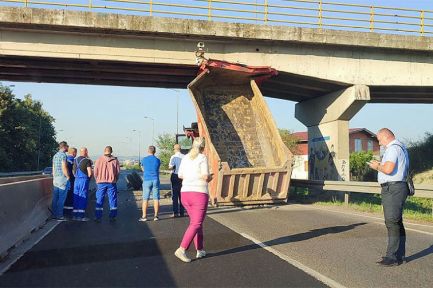 Kamion udario u nadvožnjak na brzoj cesti kod Banjaluke