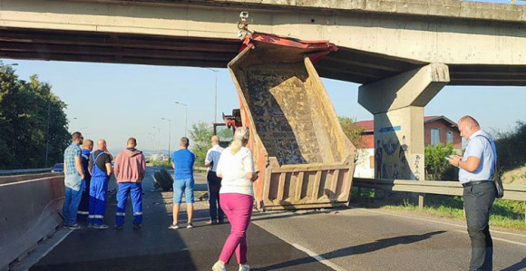 Kamion udario u nadvožnjak na brzoj cesti kod Banjaluke
