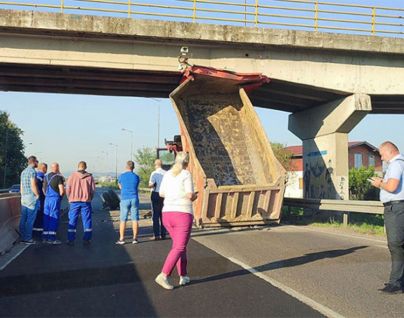 Kamionom udario u nadvožnjak, vozač prevezen u UKC