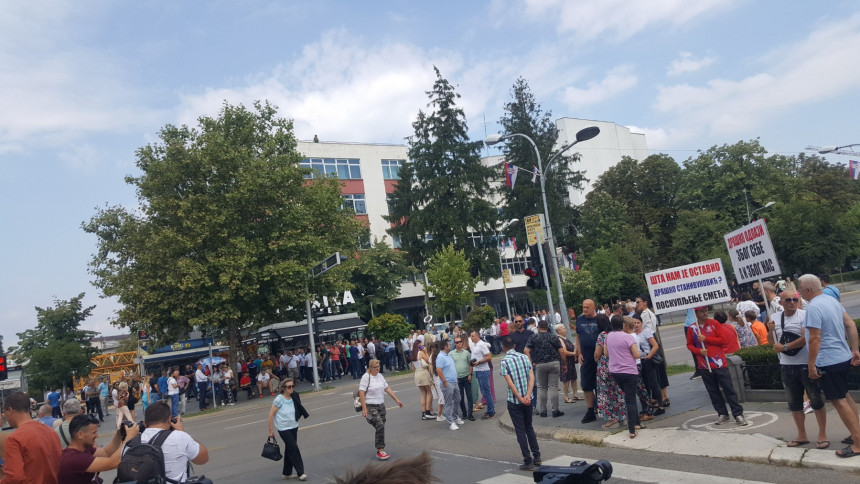 СНСД блокирао саобраћај због скупљег паркинга