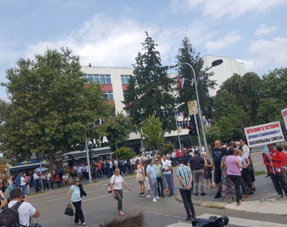 СНСД блокирао саобраћај због скупљег паркинга