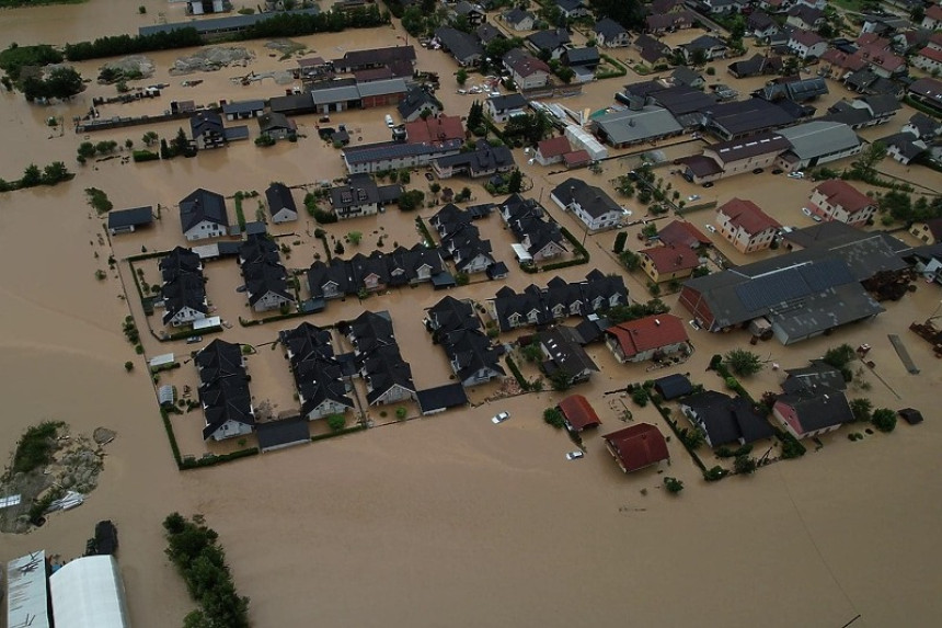Otrovali se ugljen-monoksidom dok su čistili podrum