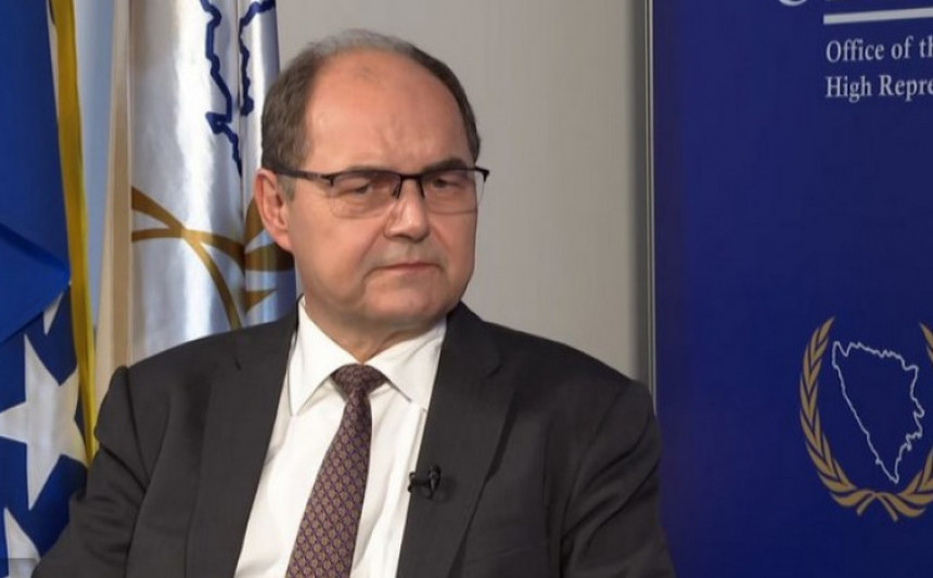 Šmit poručio: Neka Dodik ne misli da može svima igrati na glavi