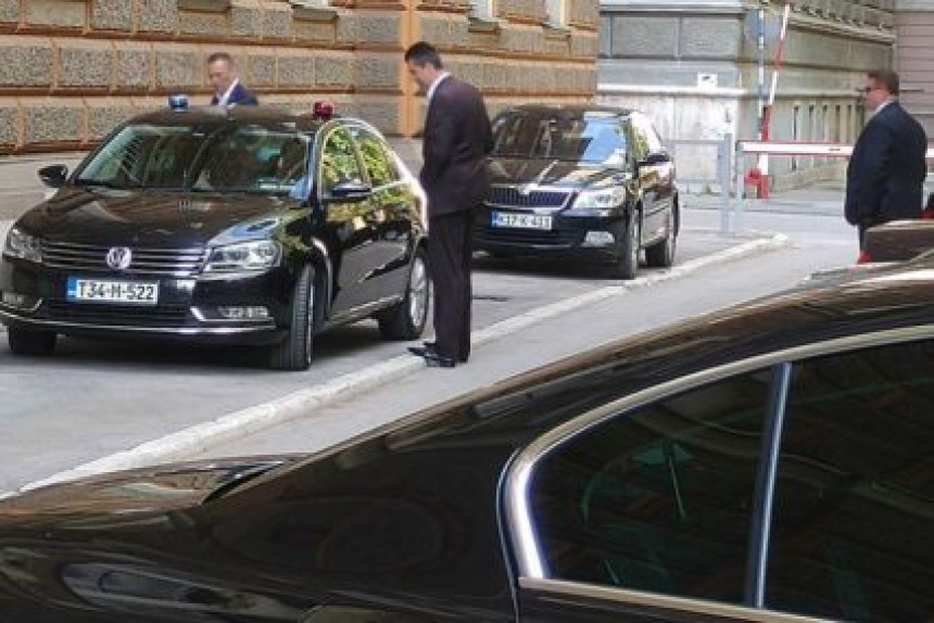 Političarima u BiH luksuzne limuzine, narodu sića