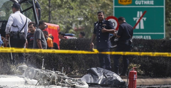 Poginulo najmanje 10 ljudi, avion pao na autoput