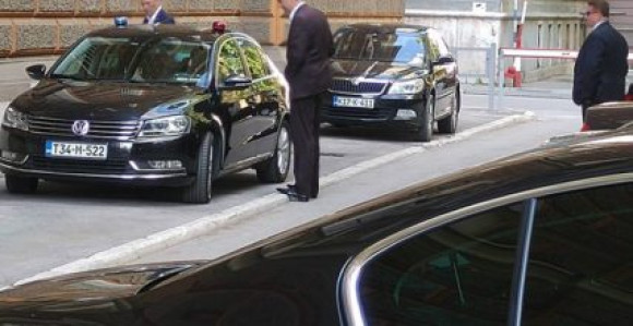 Политичарима у БиХ луксузне лимузине, народу сића
