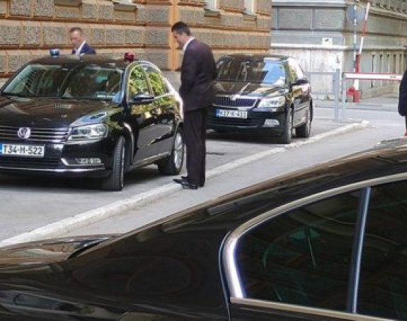 Političarima u BiH luksuzne limuzine, narodu sića