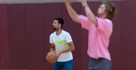 Играли баскет, Ноле се обратио НБА легенди (ВИДЕО)