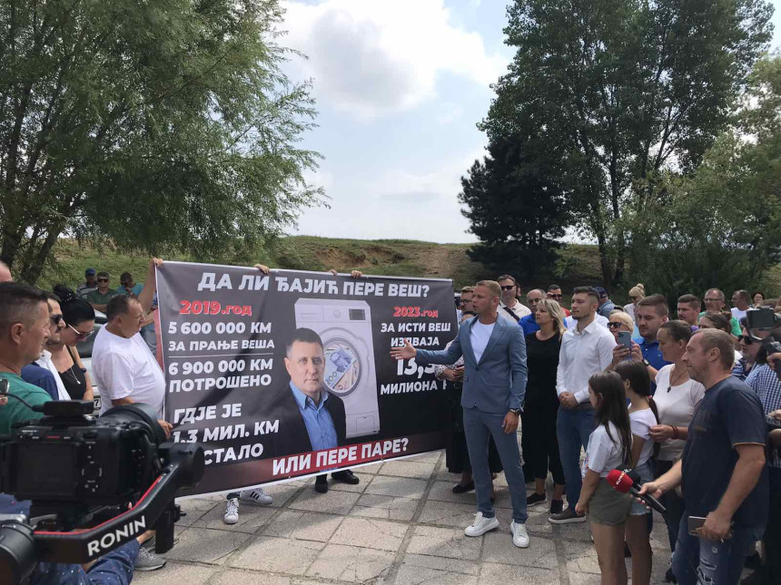 Drama ispred UKC RS: Stanivuković vs. Đajić (VIDEO)