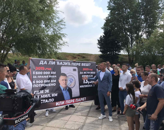 Драма испред УКЦ РС: Станивуковић вс. Ђајић (ВИДЕО)