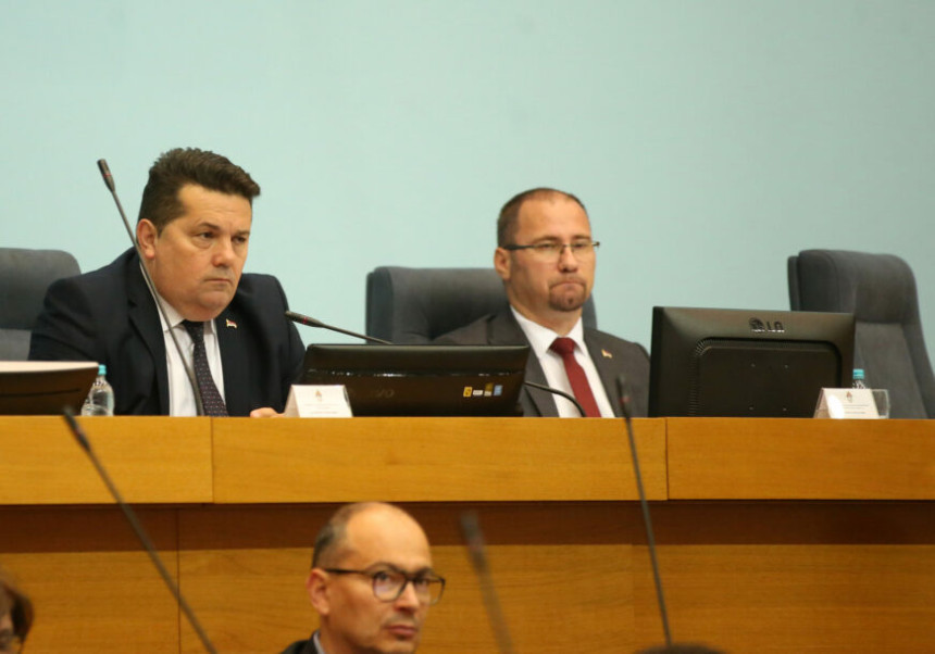 Gospodo, da li je na sceni opet prenos nadležnosti?