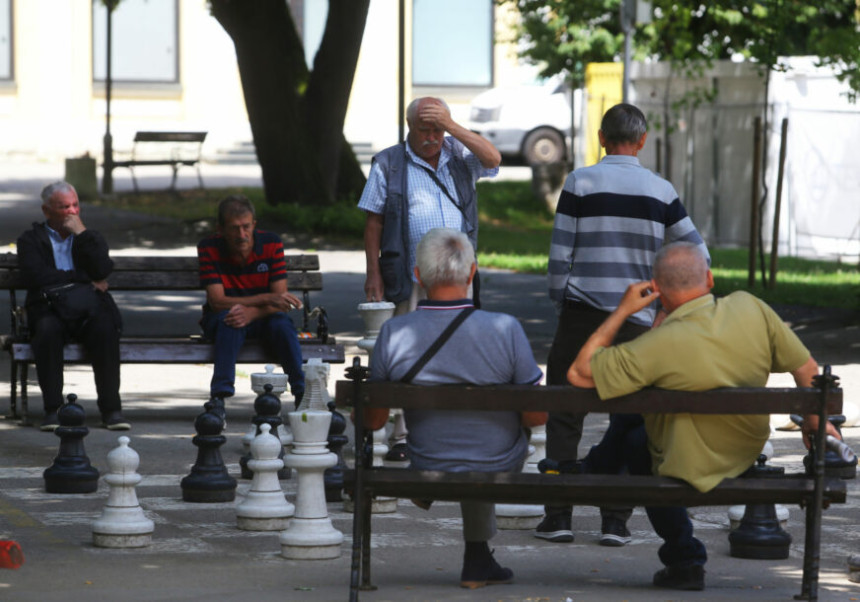 Број пензионера ускоро би могао премашити број радника