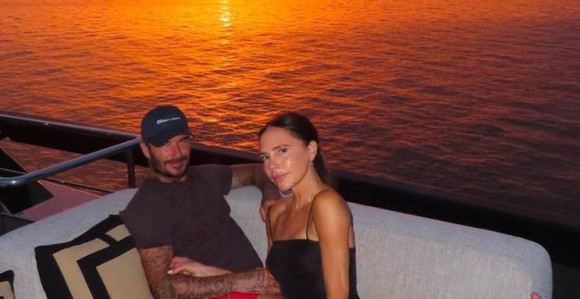 Očaravajući zalazak sunca uz strastveni poljubac