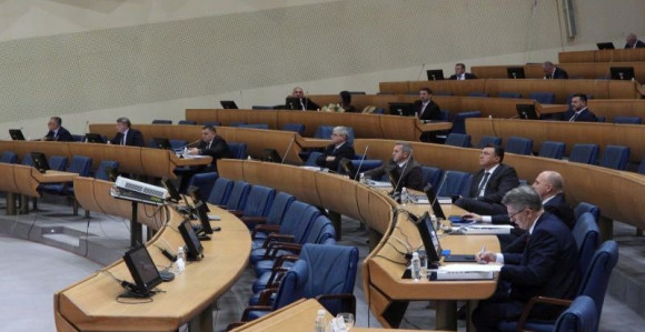 Парламент доноси резолуцију: Савјет министара да заштити жене од насилника?!