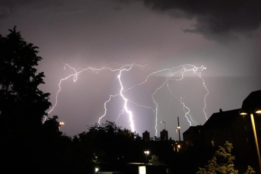 U Hrvatsku stiže olujno nevrijeme, kiša i grad