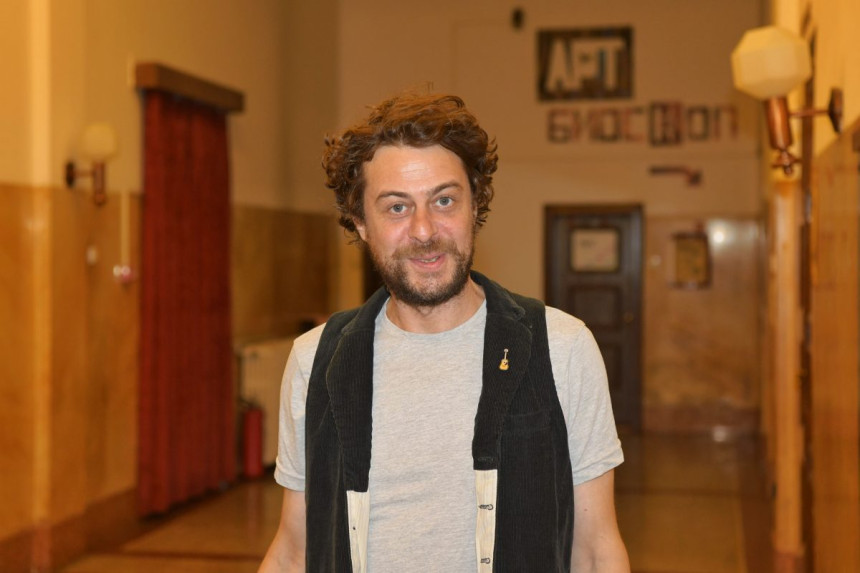 Glumac Miloš Vlalukin priveden na snimanju serije!