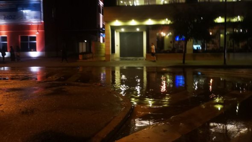 Nevrijeme pogodilo Mostar: Grom udario u porodičnu kuću