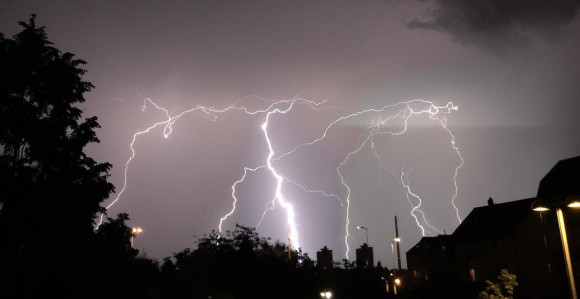 U Hrvatsku stiže olujno nevrijeme, kiša i grad