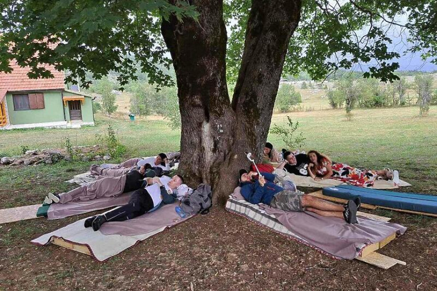 Još traje takmičenje u izležavanju, njih osmoro leže 12 dana