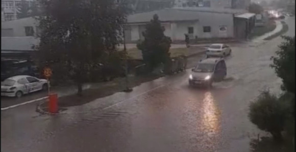 Киша потопила Добој, улице под водом (ВИДЕО)