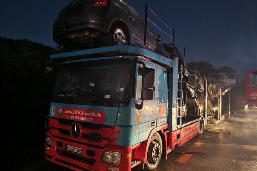 Drama na putu: Izgorio šleper sa devet automobila