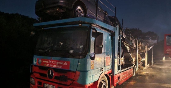 Drama na putu: Izgorio šleper sa devet automobila