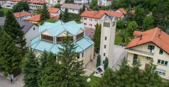 Drama u Kaknju: Lopov nožem napao sveštenika