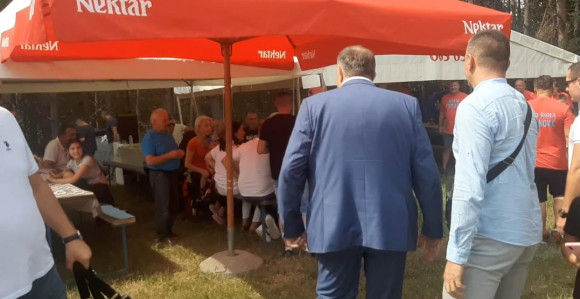 Uz negodovanje, zvižduke i povike "uaaa" Dodik izviždan u Borogovu kod Zvornika- VIDEO